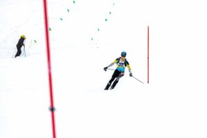 Schior la Campionatul Național de Schi Alpinism 2023 în Poiana Brașov